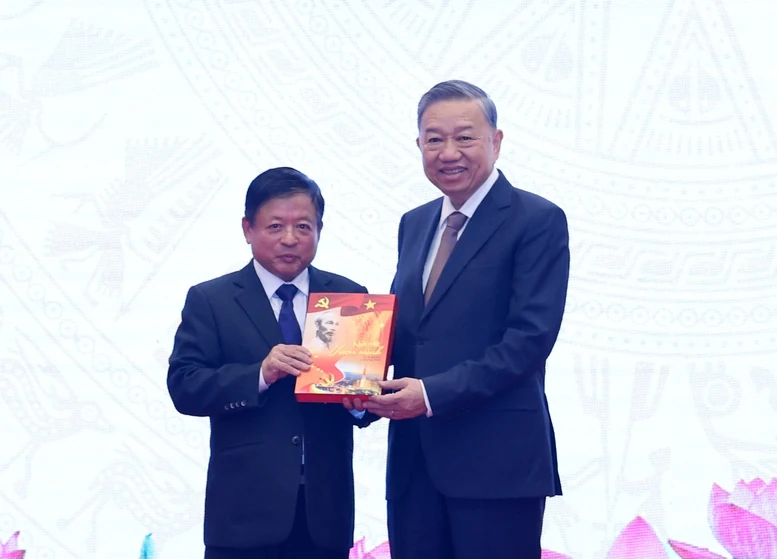 Sứ mệnh cao cả nhất của văn nghệ sĩ cách mạng là kiến tạo nhân cách văn hóa, xây dựng con người XHCN