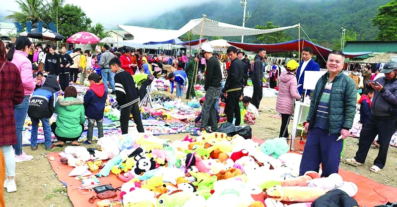 Ðưa hàng tết lên vùng cao