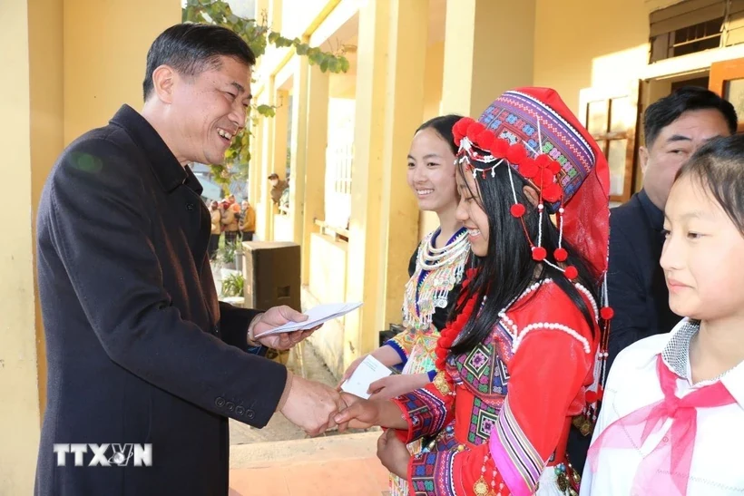 Giáo viên Nghệ An đón Tết sớm với tiền thưởng hơn 5 triệu đồng