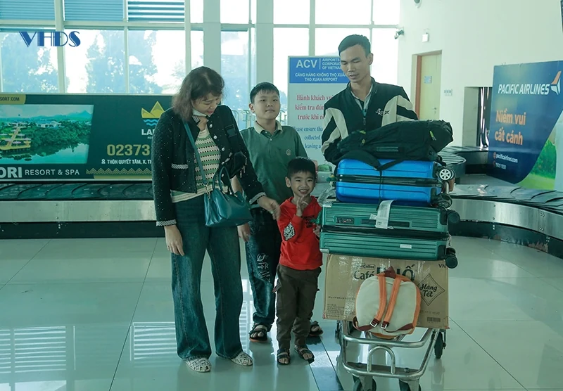 Nhộn nhịp những chuyến bay đưa người xa quê về vui tết, đón xuân