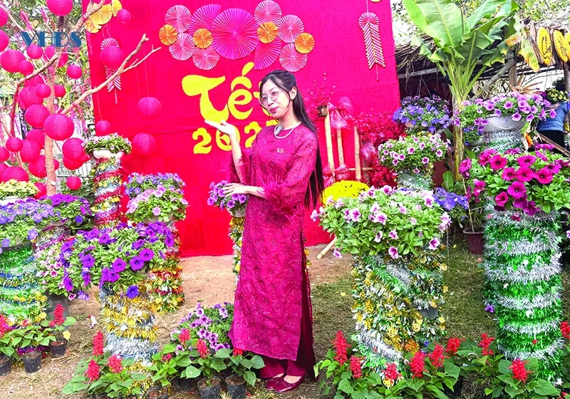 Áo dài “du xuân”...