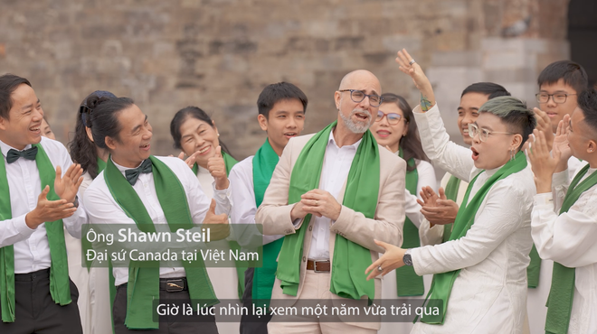 Bất ngờ với khả năng hát tiếng Việt của các Đại sứ trong MV “Năm qua đã làm gì”