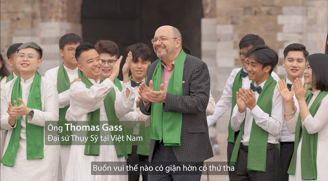 Bất ngờ với khả năng hát tiếng Việt của các Đại sứ trong MV “Năm qua đã làm gì”