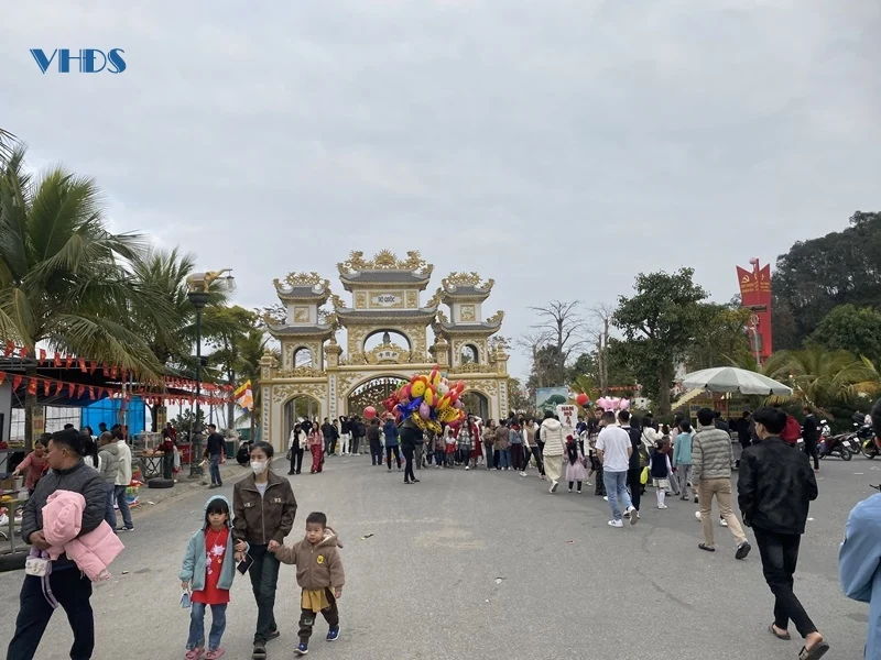 Náo nức du xuân nơi cửa biển Lạch Trường