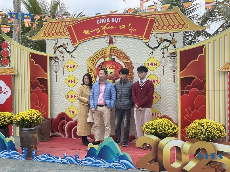 Náo nức du xuân nơi cửa biển Lạch Trường