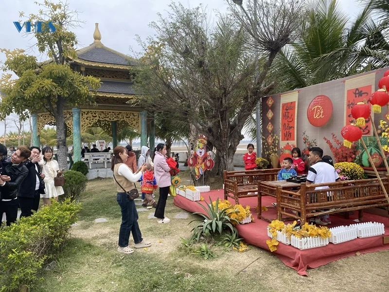 Náo nức du xuân nơi cửa biển Lạch Trường