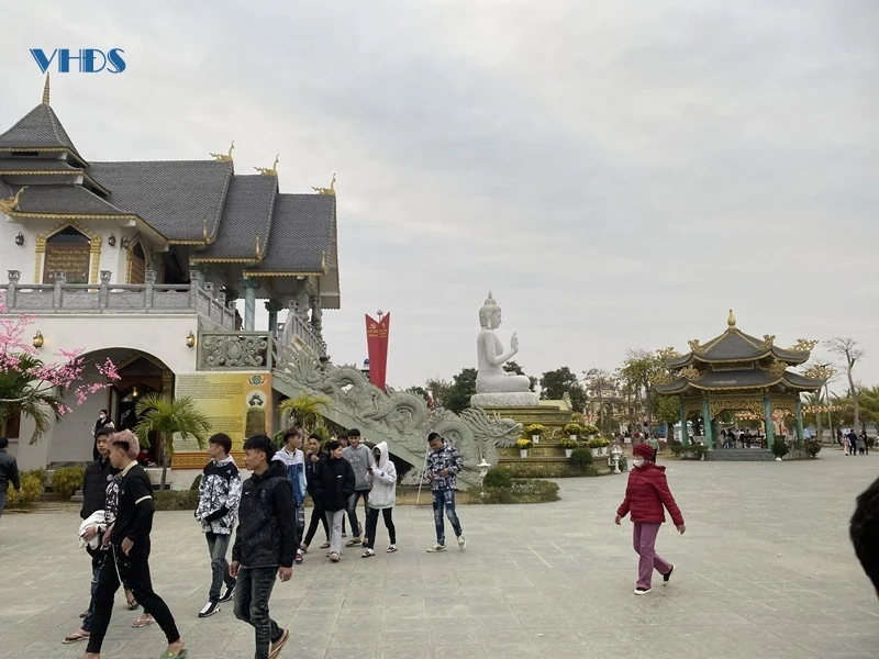 Náo nức du xuân nơi cửa biển Lạch Trường