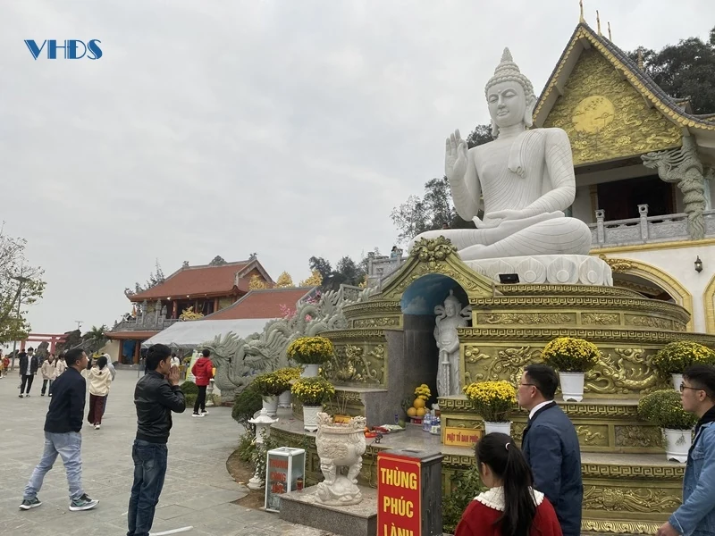 Náo nức du xuân nơi cửa biển Lạch Trường