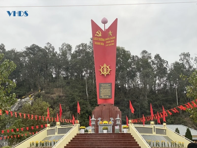 Náo nức du xuân nơi cửa biển Lạch Trường