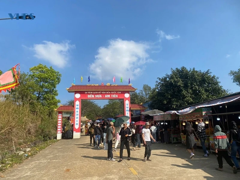 Theo dòng người du xuân trên đất thiêng Ngàn Nưa