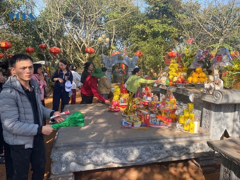 Theo dòng người du xuân trên đất thiêng Ngàn Nưa