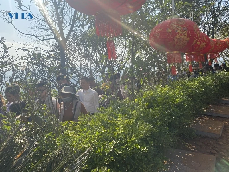 Theo dòng người du xuân trên đất thiêng Ngàn Nưa