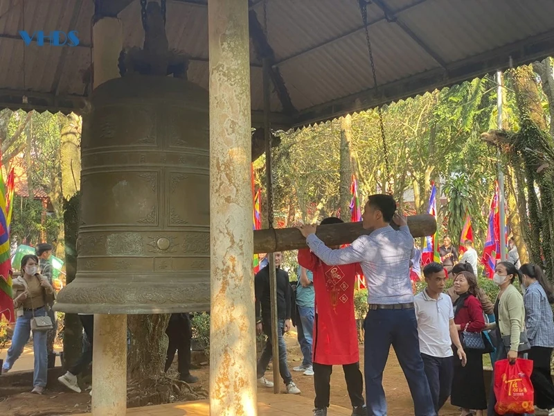 Theo dòng người du xuân trên đất thiêng Ngàn Nưa