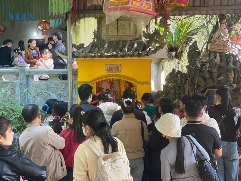 Theo dòng người du xuân trên đất thiêng Ngàn Nưa