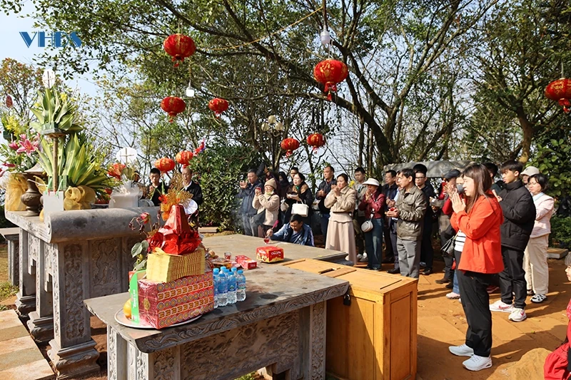Du xuân thăm Am Tiên