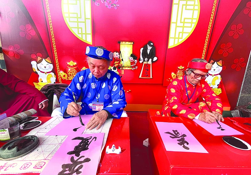 Giữ hồn thư pháp (Bài 1): Ước vọng đầu xuân gửi vào... thư pháp