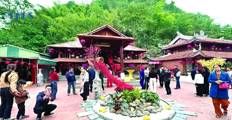 Về đất Mường Ca Da thăm chùa Ông, động Bà