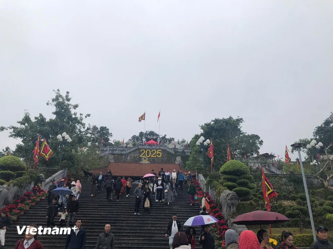 Đền Cửa Ông - Điểm đến tâm linh hơn 700 năm tuổi bên Vịnh Bái Tử Long