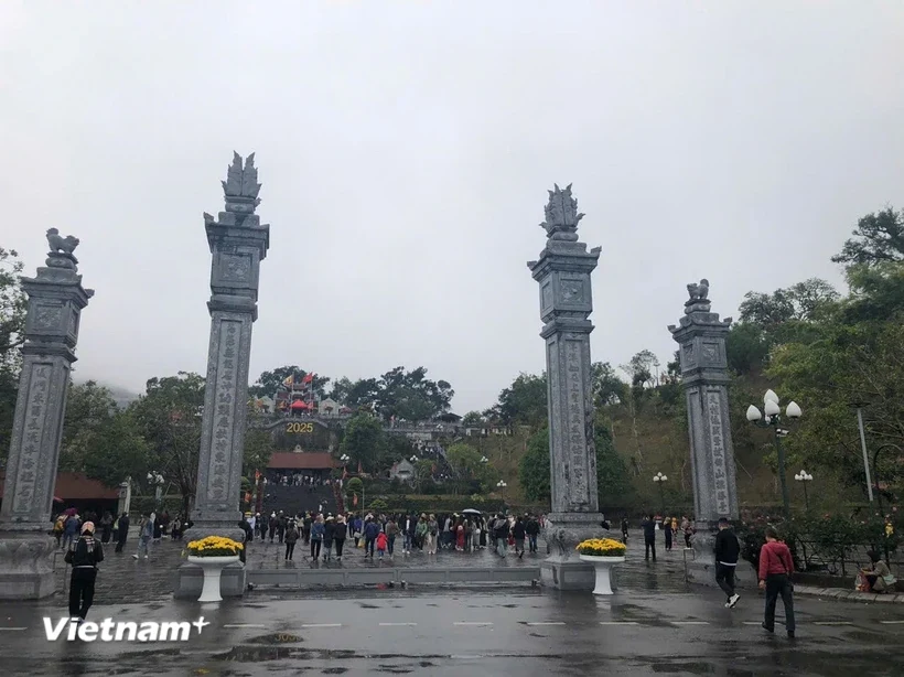 Đền Cửa Ông - Điểm đến tâm linh hơn 700 năm tuổi bên Vịnh Bái Tử Long