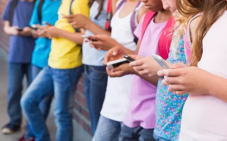 Cha mẹ sử dụng điện thoại càng nhiều, con cái càng có nguy cơ sập bẫy các nội dung người lớn