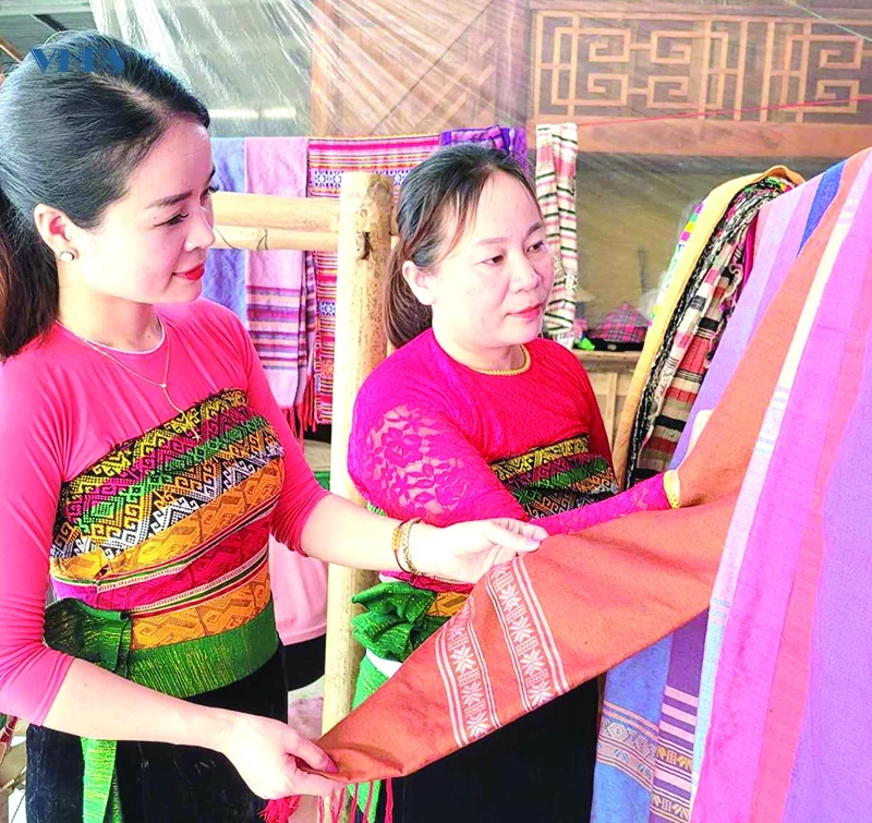 “Thắp lửa, giữ lửa” nghề truyền thống...