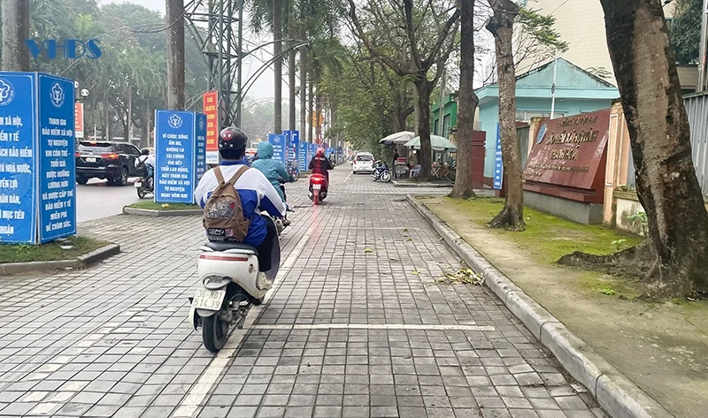 Bất chấp mức phạt tăng cao, nhiều người vẫn đi xe máy trên vỉa hè