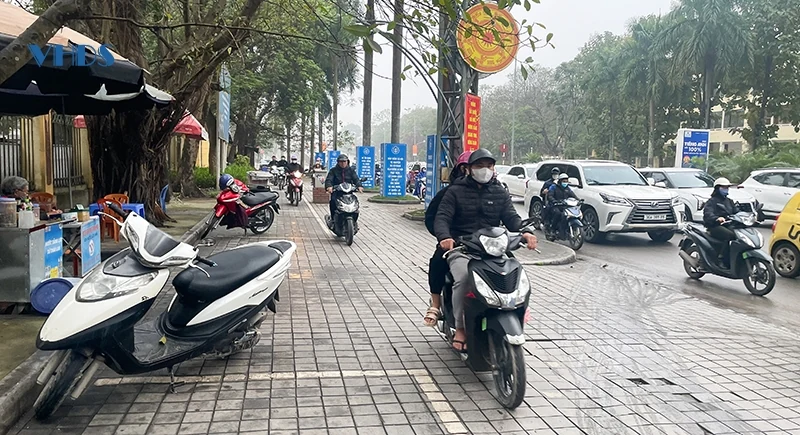 Bất chấp mức phạt tăng cao, nhiều người vẫn đi xe máy trên vỉa hè