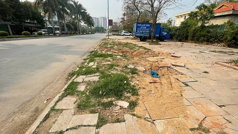 Một số điểm trên vỉa hè đường Bùi Khắc Nhất bị hư hỏng, xuống cấp