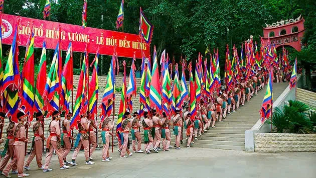 Ngàn năm vọng tiếng quê hương