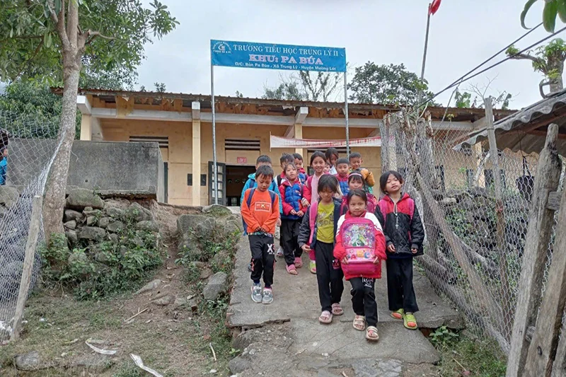 Xây dựng mô hình trường học bán trú ở huyện vùng biên
