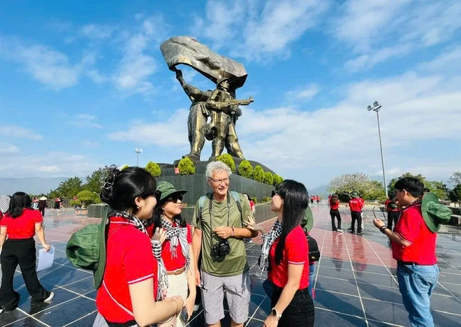 “Kỳ nghỉ vàng” Lễ Chiến thắng: Vì sao có cú “lội ngược dòng” của thị trường nội địa?