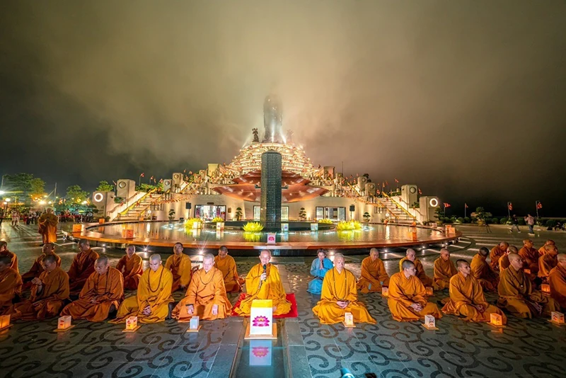 Đại lễ Vesak 2025: Cung nghênh xá lợi Phật và trái tim Bồ Tát Thích Quảng Đức