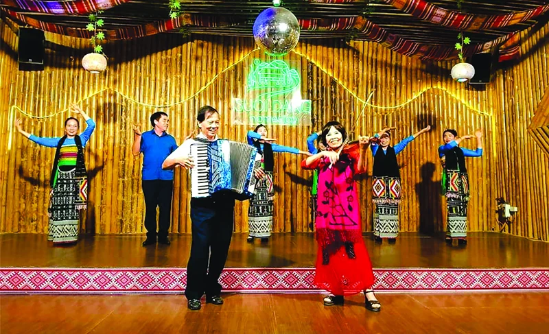 Du lịch cộng đồng “gõ cửa” bản Ngày