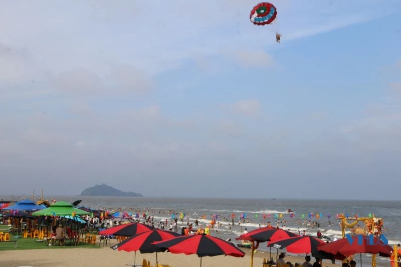 Biển Hải Tiến đón 91.200 lượt khách trong dịp lễ 30/4 - 1/5