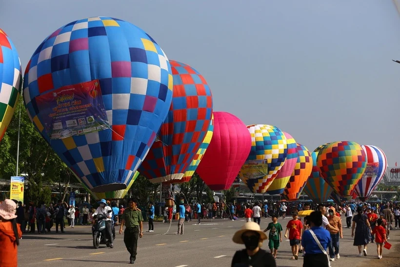 Hàng ngàn người tham dự Festival khinh khí cầu lớn nhất Việt Nam