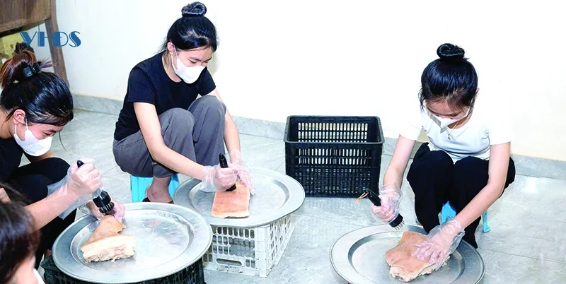 Lên Hồi Xuân thưởng thức khâu nhục