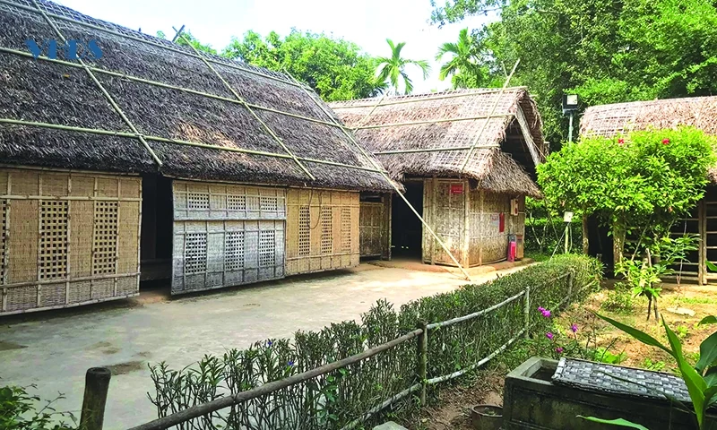 Về thăm quê Bác làng Sen 