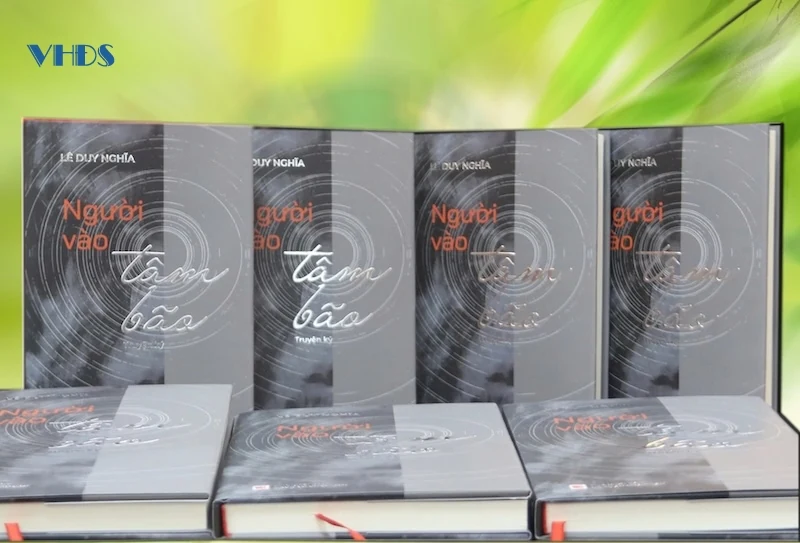 Trao tặng 100 cuốn truyện ký “Người vào tâm bão” cho Công an tỉnh Thanh Hóa