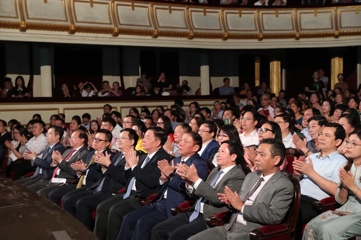 Khán giả rơi lệ trước hình ảnh Bác Hồ trong “Quà tháng 5 dâng Người”