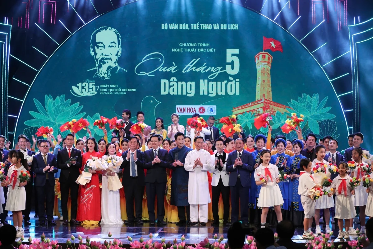 Khán giả rơi lệ trước hình ảnh Bác Hồ trong “Quà tháng 5 dâng Người”