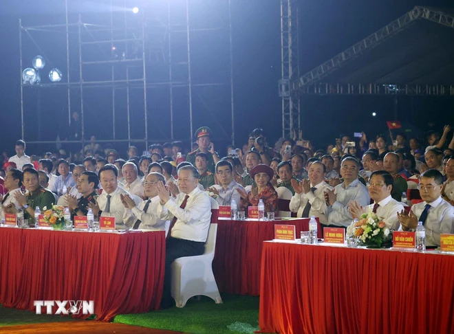 Khai mạc Lễ hội Làng Sen và khánh thành công trình Tượng Bác Hồ về thăm quê