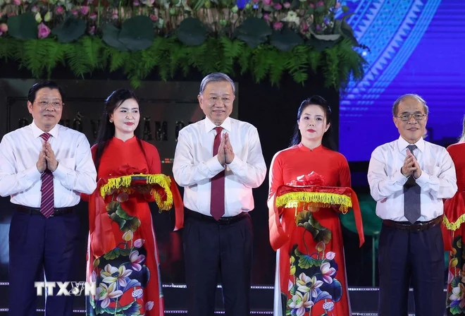 Khai mạc Lễ hội Làng Sen và khánh thành công trình Tượng Bác Hồ về thăm quê