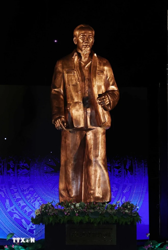 Khai mạc Lễ hội Làng Sen và khánh thành công trình Tượng Bác Hồ về thăm quê