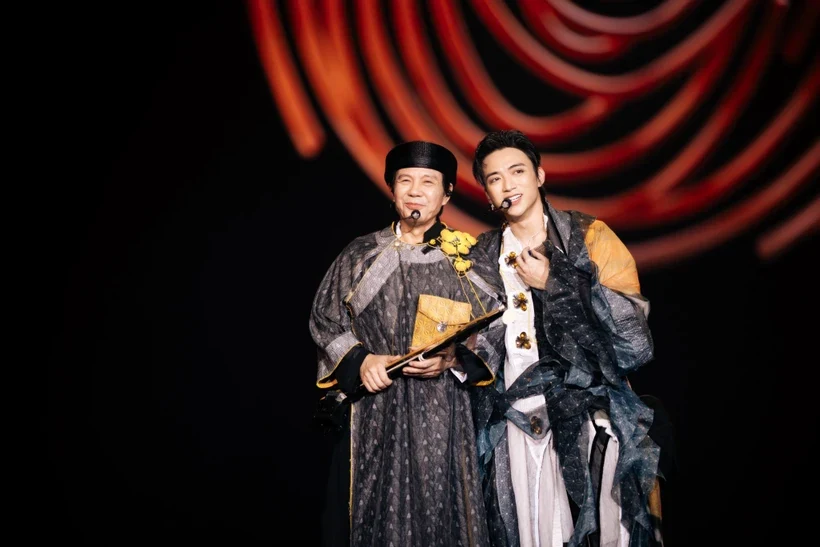 Bố con Soobin Hoàng Sơn hát xẩm, khuấy động đêm concert cá nhân đầu tiên tại Hà Nội