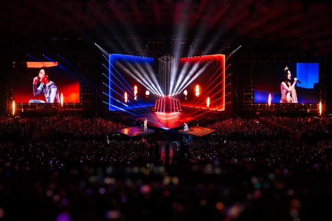 Bố con Soobin Hoàng Sơn hát xẩm, khuấy động đêm concert cá nhân đầu tiên tại Hà Nội