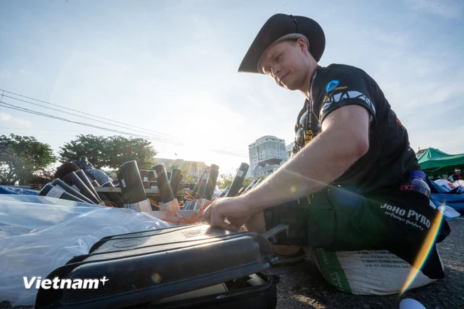 Việt Nam 1 và Phần Lan so kè pháo hoa khai mạc Lễ hội DIFF 2025