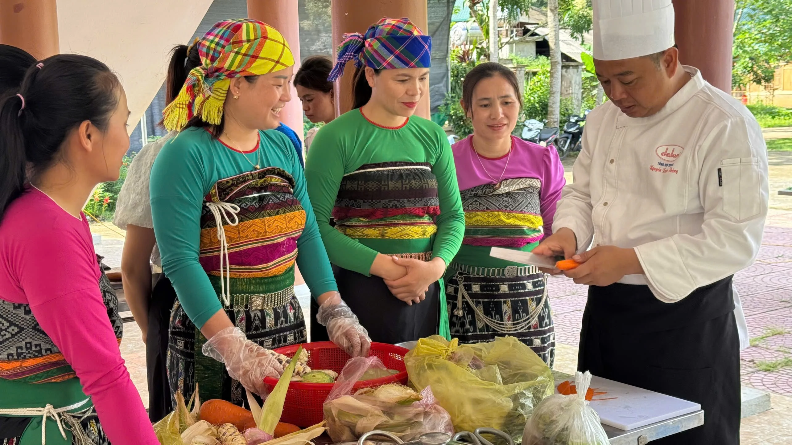 Quan Sơn: Bồi dưỡng nghiệp vụ vệ sinh ATTP và chế biến món ăn cho hơn 80 học viên