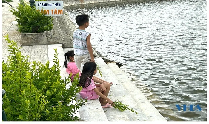 Chuyện lan can bờ ao làng tôi