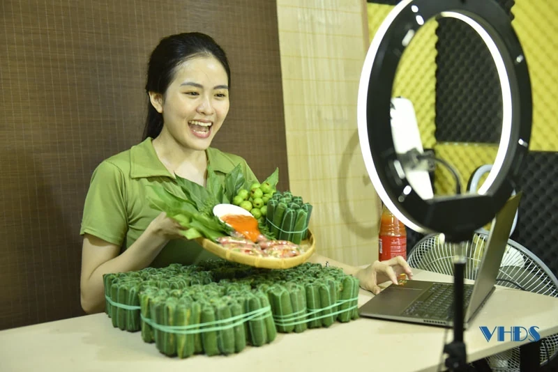 Cô gái gen Z đưa nem chua xứ Thanh “lên sóng”