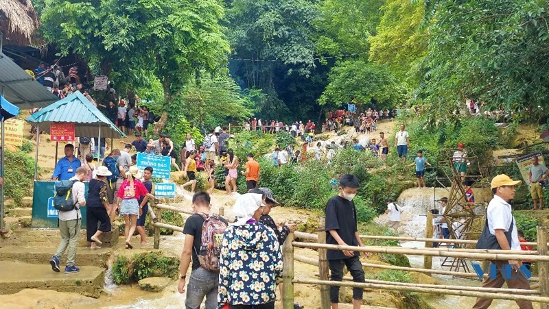 Giải nhiệt ngày hè nắng nóng ở thác Mây